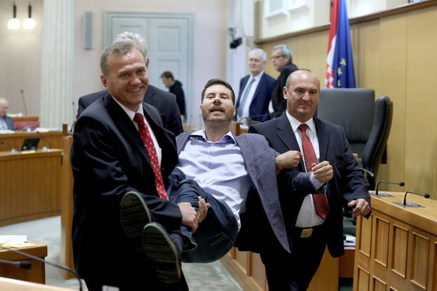 Zagreb: Saborskoj straži već je smiješno svakodnevno iznositi Pernara iz sabornice