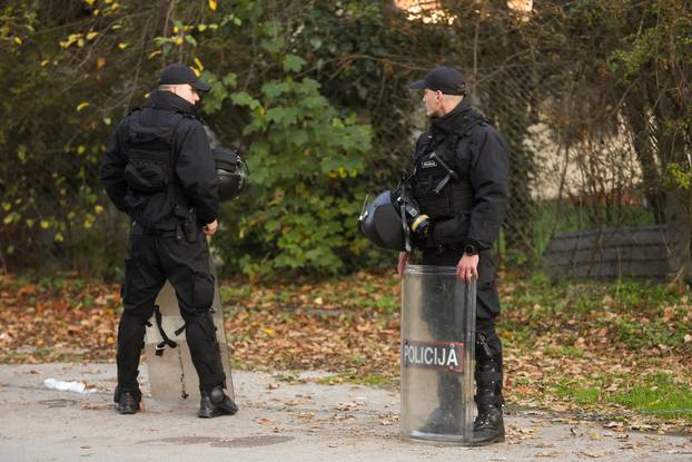 Sarajevo: Velik broj policije kod dvorane Zetra gdje će biti odigrana utakmica Eurolige između Dubaija i izraelskog Hapoela