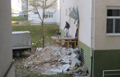 Neće milom: Srušili zid bolnice da bi iznijeli stari MR uređaj