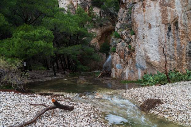Makarska: Zbog obilnih kiša na plaži Nugal ponovno se pojavio slap