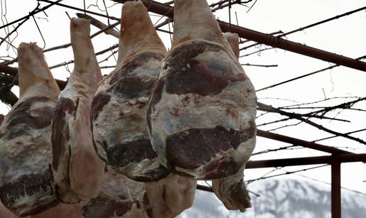 Imoćanin povješao pršute iznad plastenika, slika je apsolutni hit: ‘Bolje okićeno nego jelka‘