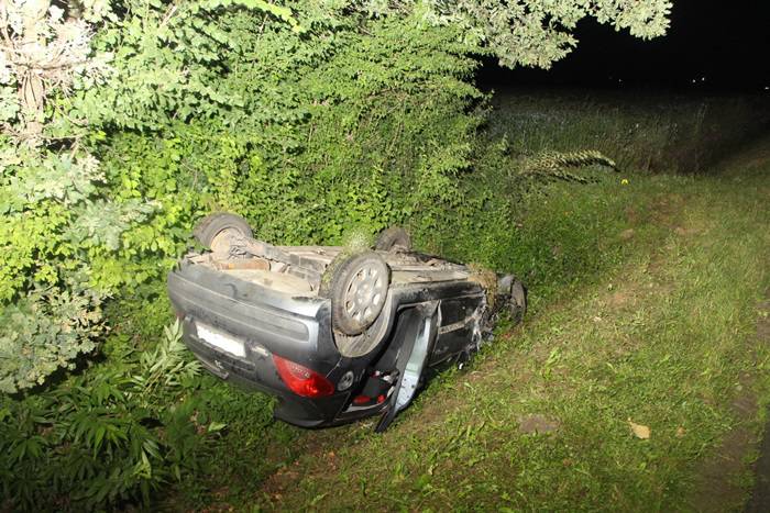 Pijan se zabio u auto, vozačica (45) završila na krovu u kanalu