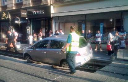 Slovenski vozač zaglavio u rupu pa zablokirao promet