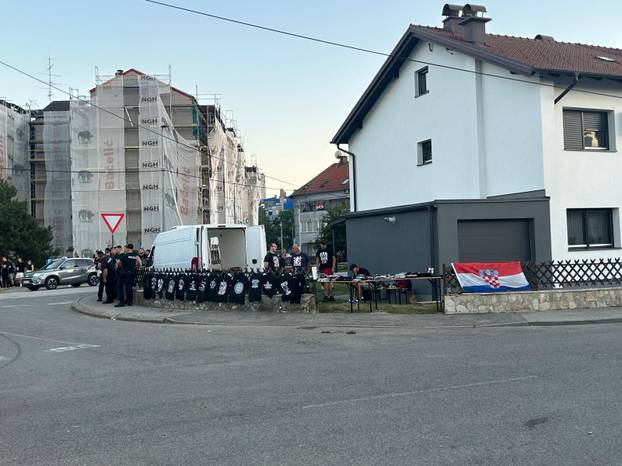 100 fotki koncerta Thompsona u Zaprešiću: Vatromet, baklje i brojna publika obilježili nastup