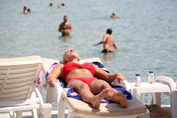 Split: Turisti preplavili plažu Bačvice tražeći osvježenje