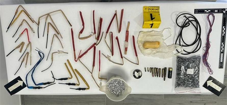 Policija muškarcu u Brelima pronašla eksploziv i drogu