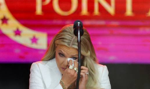 FOTO Kirkova udovica ne skida privjesak umrljan krvlju svoga supruga: 'Ovo mi daje snagu...'