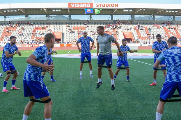 Thun: Zagrijavanje igrača prije početka utakmice FC Thun - GNK Dinamo