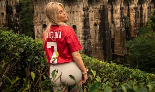 FOTO Ova 'crvena vra&zcaron;ica' mami poglede i drugih navija&ccaron;a. Ili je u dresu, ili se fotka u bikiniju...