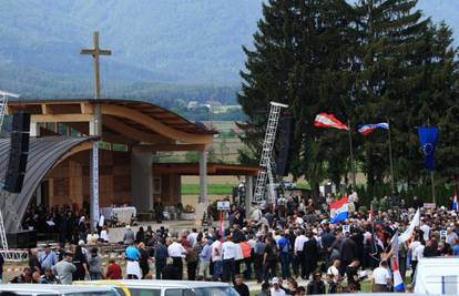 Bleiburg: Zviždali Karamarku, zabranili su Gotovinine slike