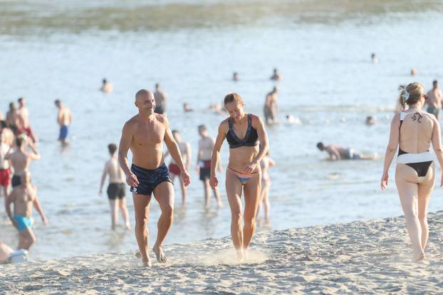 Osijek: Visoka temperatura je  izmamila mnogobrojne građane na osvježenje u Dravi