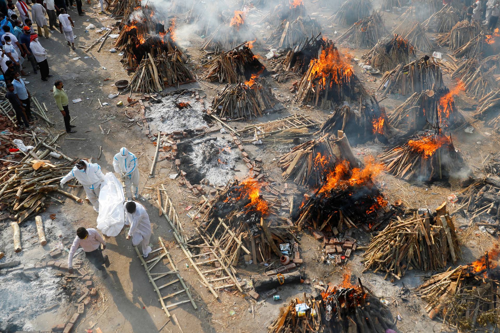 Mass cremation of those who died from COVID-19, at a crematorium in New Delhi