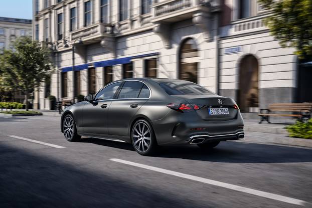 Vertraute Stärke auf einem neuen Niveau: Die neue Mercedes-Benz C Klasse bleibt sich treu – und wächst über sich hinausThe new Mercedes-Benz C-Class: Refined strength. Trusted continuity.