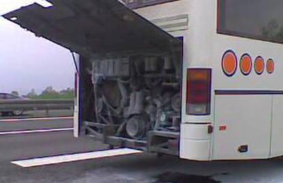 Stranci su spasili putnike busa od požara na motoru