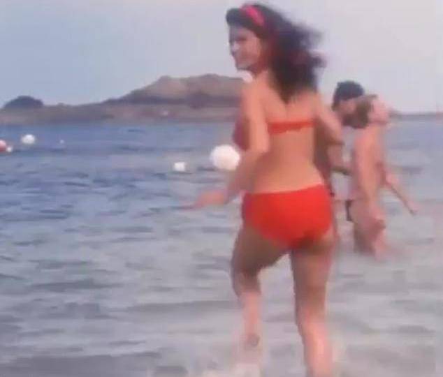 Zeta-Jones se prisjetila stare uloge: Trčala u bikiniju po plaži