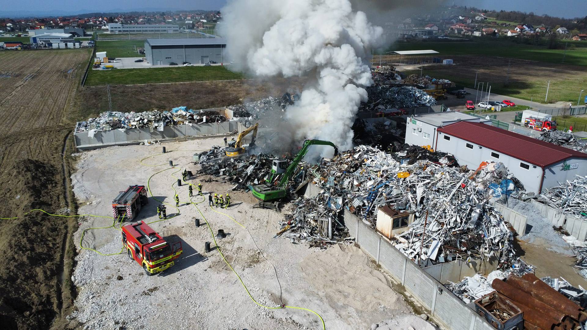 Pogledajte fotografije iz zraka: Više od 30 vatrogasaca gasilo požar na odlagalištu otpada