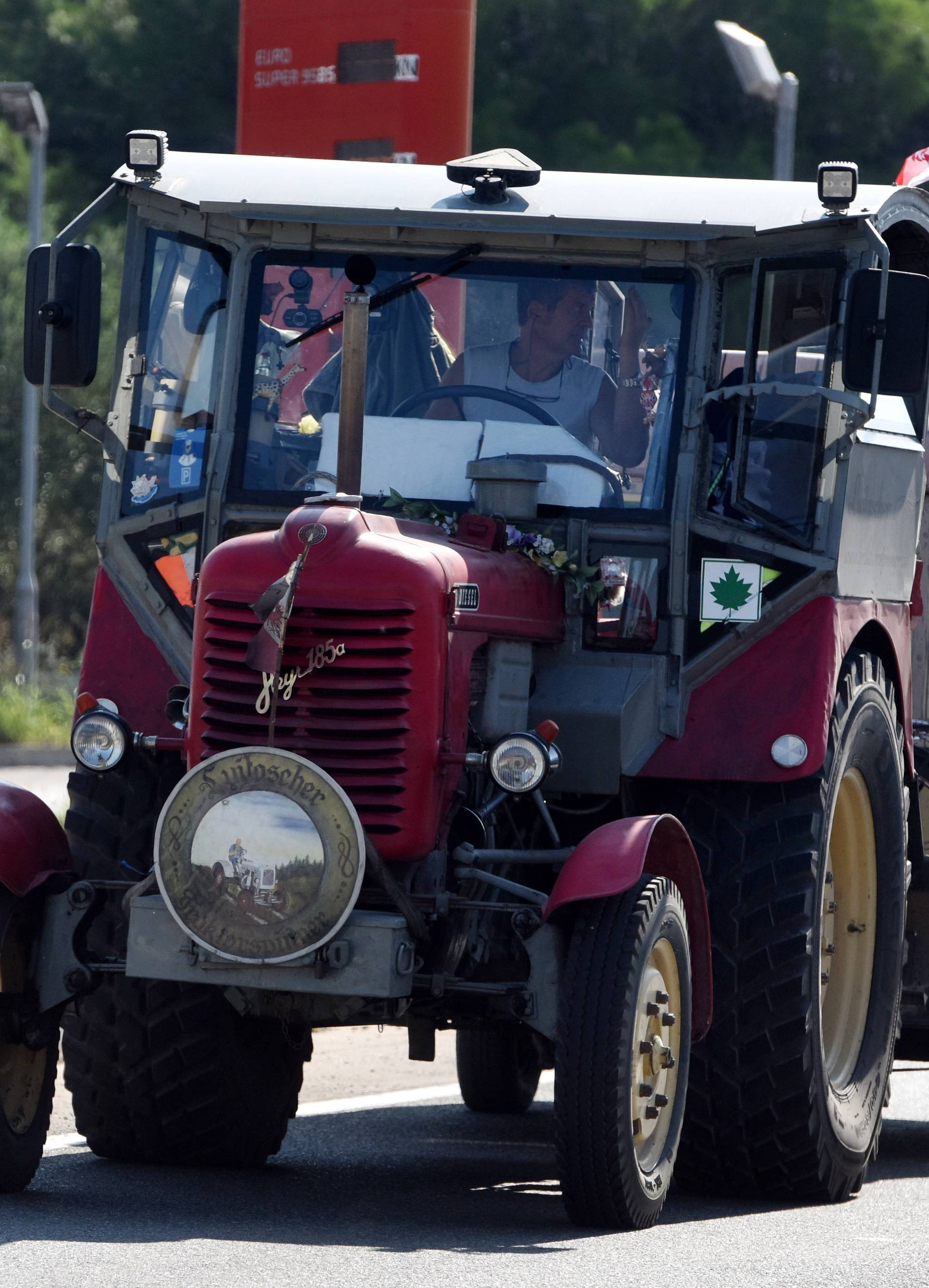 Pirovac: Turist iz Austrije na traktoru s kamp kuÄicom oduÅ¡evio vozaÄe na Jadranskoj magistrali