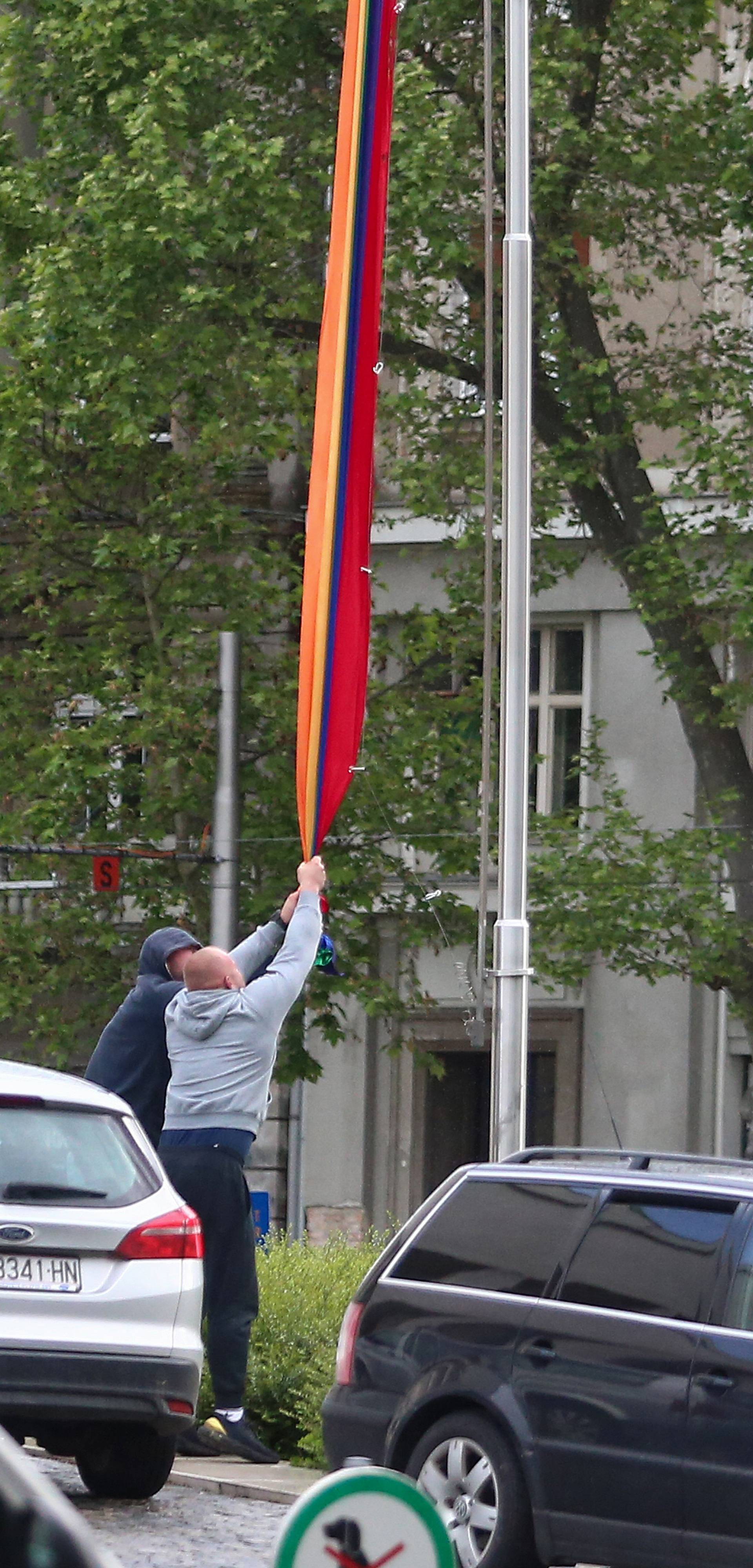 Nepoznati muškarci pokušali skinuti zastavu duginih boja