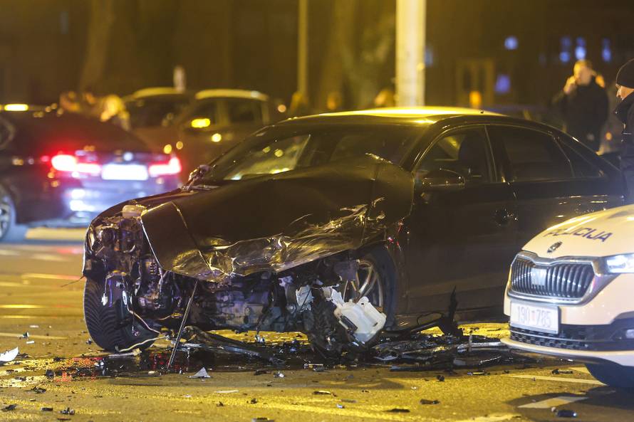 Na križanju Vukovarske i Savske ulice u Zagrebu, sudarila su se dva automobila, jedan završio u restoranu