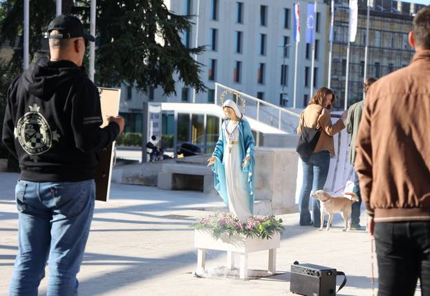 Šibenik:Muški molitelji krunice i protuprosvjednici 