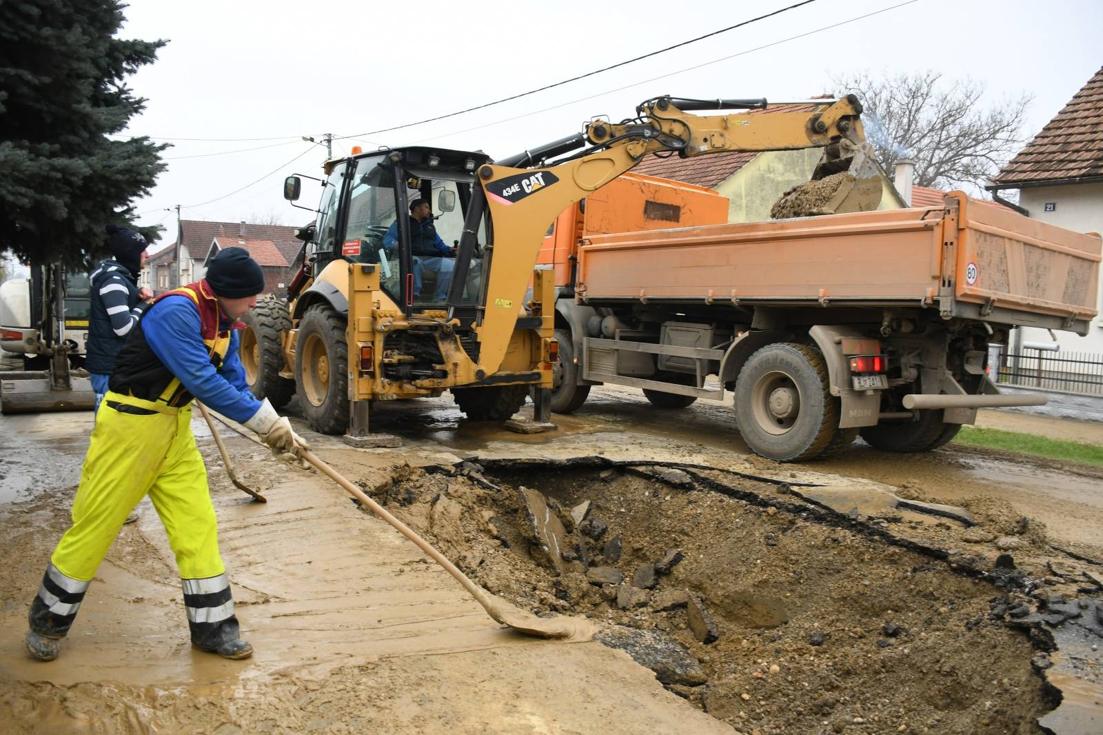 Bjelovar: Vatrogasni kamion propa u veliku rupu  prilikom intervencije zbog puknuća cijevi