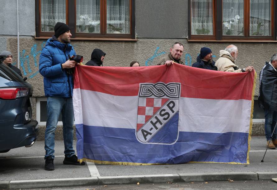 Prosvjednici  su stigli pred stan Tomislava Tomaševića i najavili  da će pjevati Thompsonove pjesme 