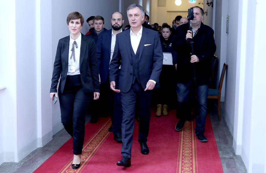 Zagreb: Miroslav Škoro predao je Drzavnom izbornom povjerenstvu kandidaturu za izbore