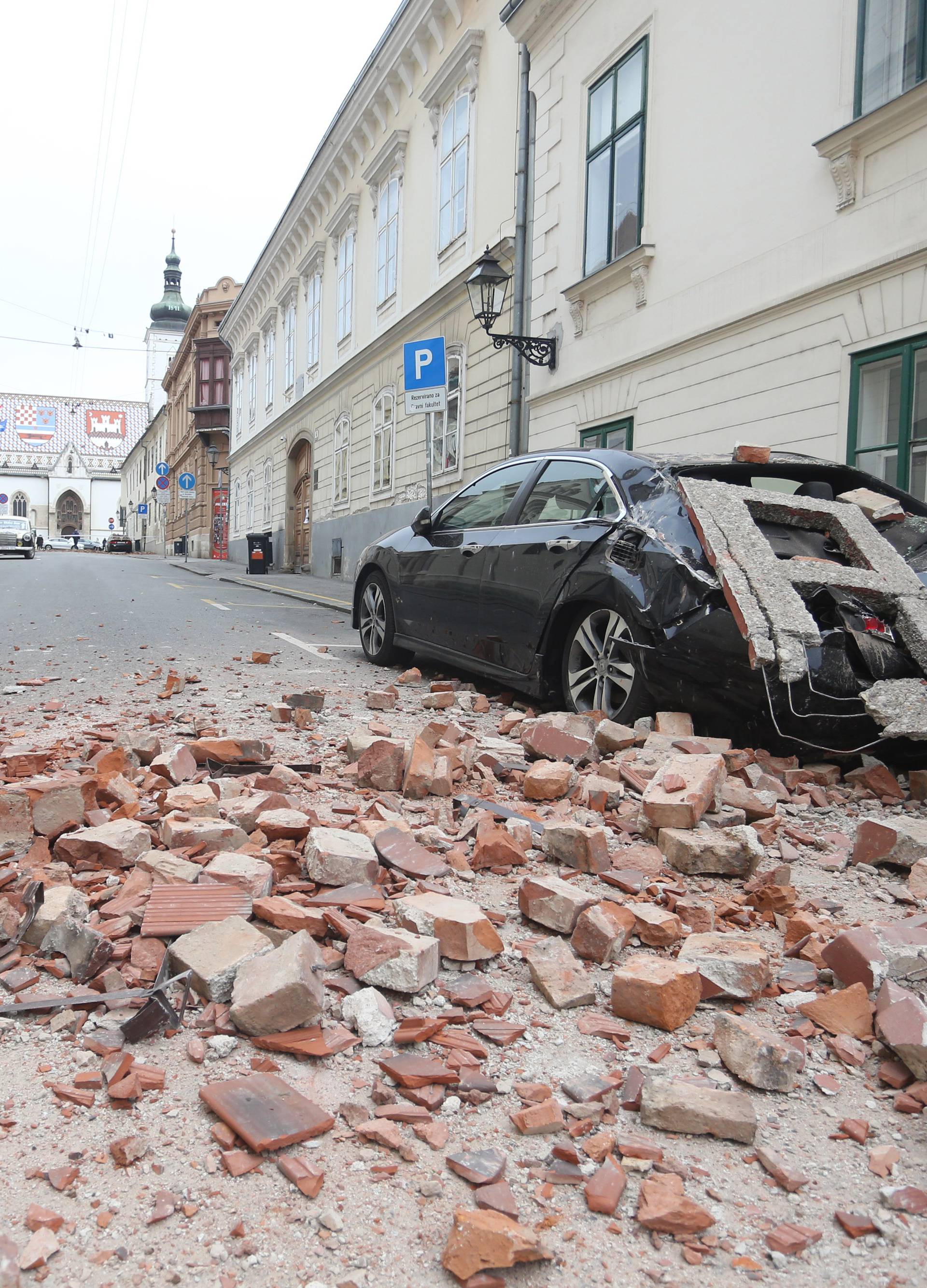 Potres oštetio zgrade Vlade i Sabora, urušio se dio krova