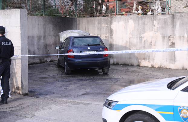 U Solinu rano jutros izbio požar na  automobilu, na mjestu događaja policija radi očevid
