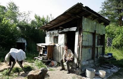 Živi u 7 'kvadrata', a ostat će i bez vode zbog ceste...