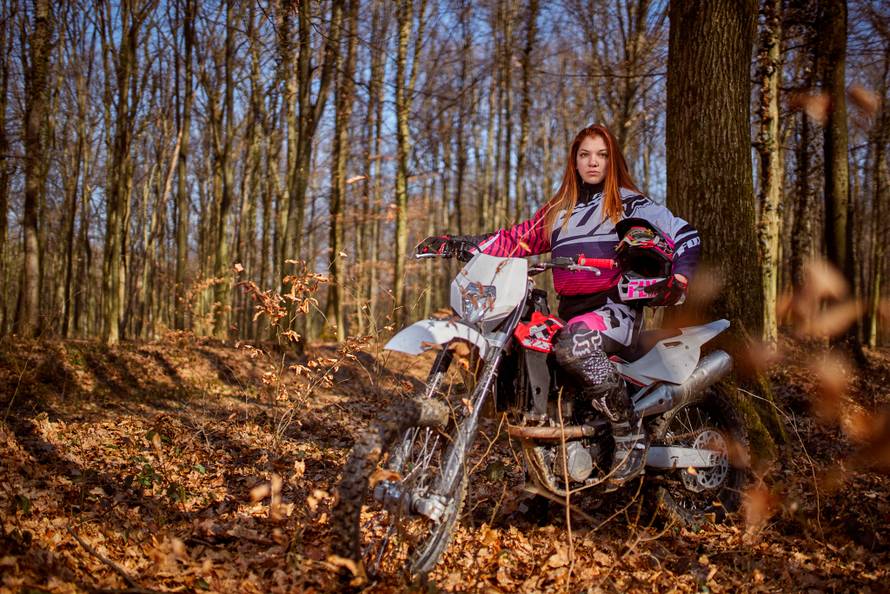 'Jurim na motoru preko potoka i stijena, namjerno se bacam...'