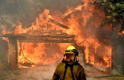 Požari u Kaliforniji i dalje izvan kontrole, odnijeli i prvu žrtvu