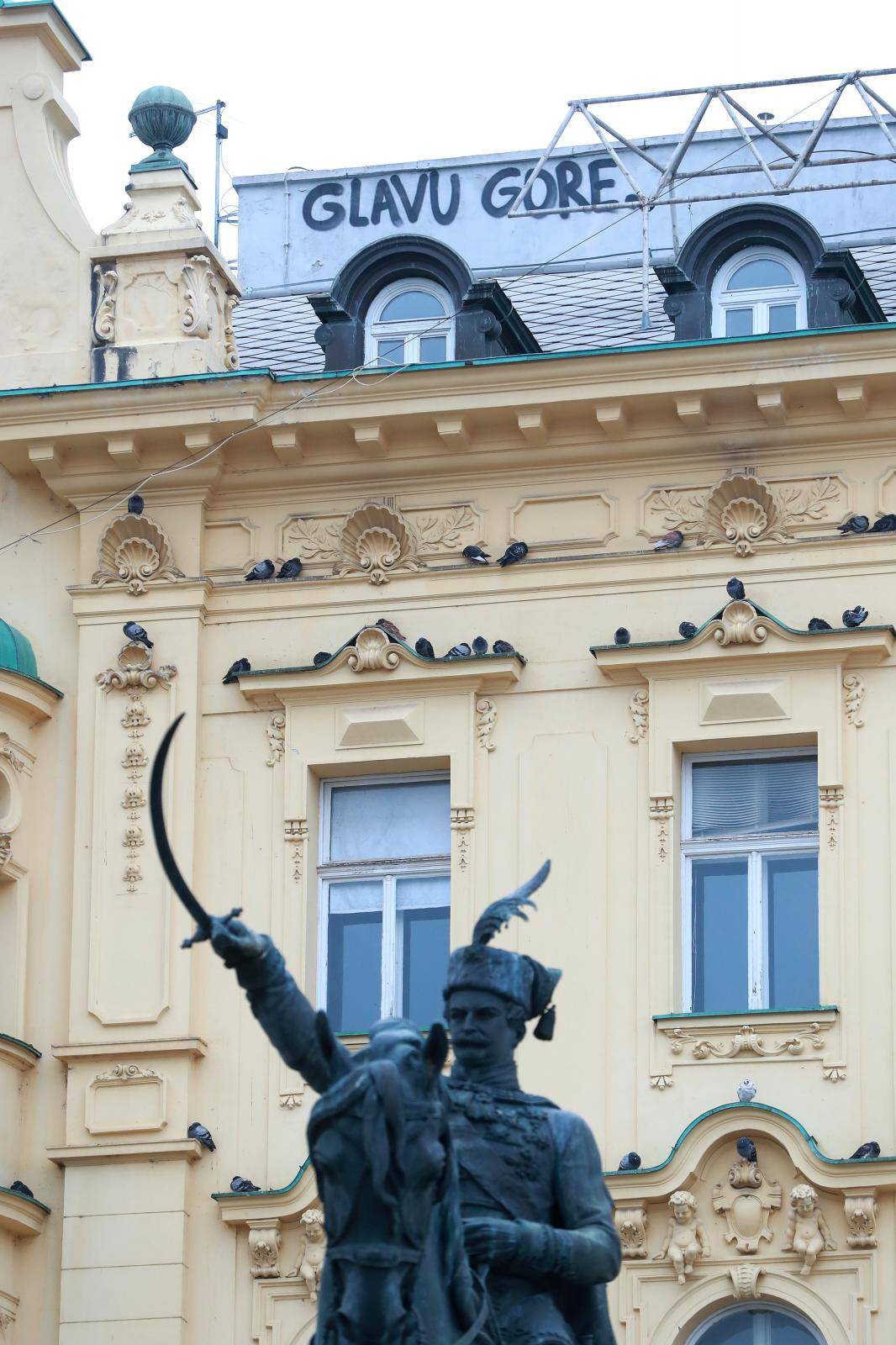 Zagreb: Na pročelju zgrade na glavnom gradskom trgu osvanu natpis "Glavu gore"