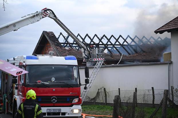 Zagreb: U skladištu guma u Zagrebačkoj ulici u Sesvetama izbio je požar