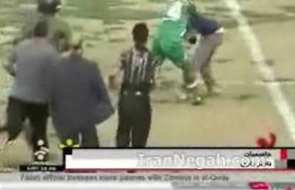 Na utakmici druge iranske lige igrač tukao navijače!