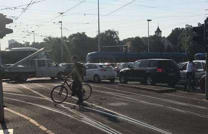 Opet su 'zarobljeni' u prometu: 'Nismo se pomaknuli pola sata'