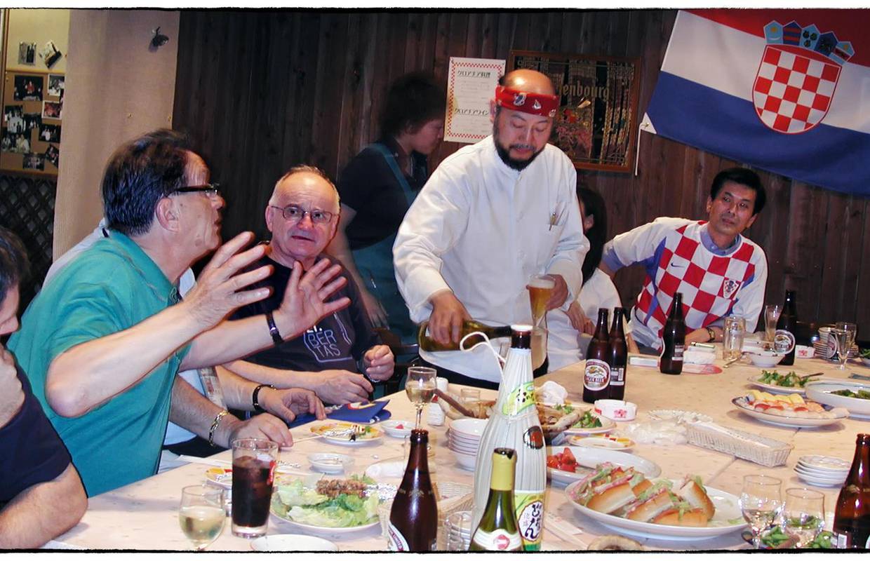 Tokamachi: Japanci na mobitelu s hrvatskom himnom, Pletikosa htio fotoaparat za 2000 dolara
