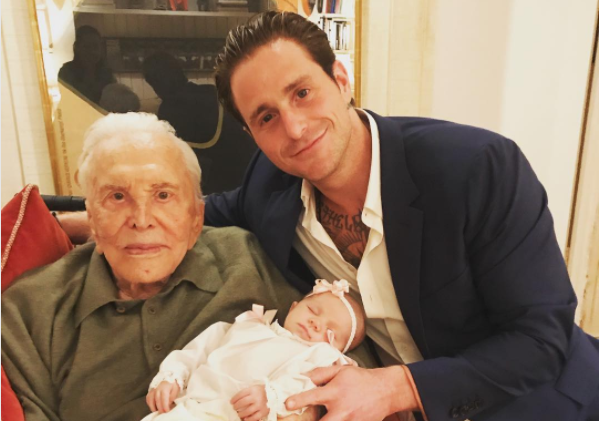 Kirk pozira s praunukom Izzy: Stariji je od nje čak 101 godinu
