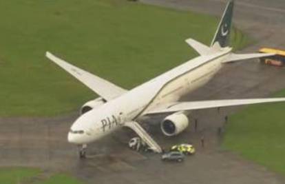 Prizemljili avion koji je letio iz Pakistana, uhitili dva muškarca
