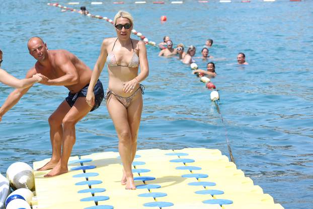 Poznata srpska voditeljica Jovana Jeremi? uživa na plaži u Herceg Novom