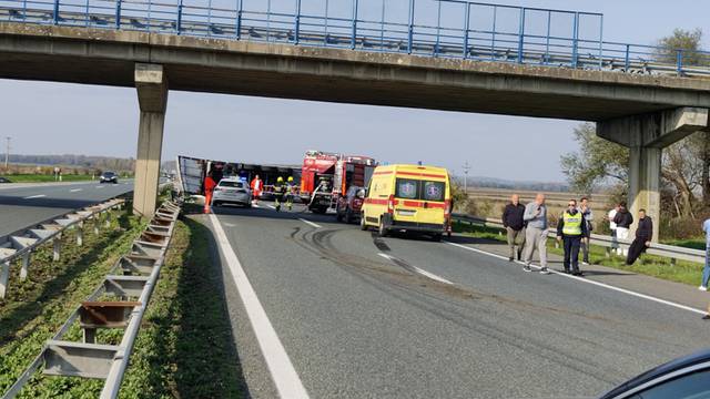 VIDEO Rukometaši Spačve golim rukama iz kamiona spasili vozača i pružili mu prvu pomoć