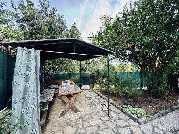 FOTO U Opatiji 13 kvadrata u suterenu prodaju za 129.000 €! Krevet je u kuhinji, a tu je i wc