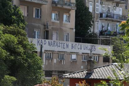 Novi grafit na zgradi u Rijeci: 'Kad narastem bit ću uhljeb'