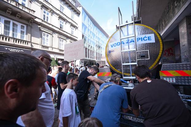 Glavni trg u Zagrebu prepun prosvjednika zbog opasnog otpada u Lici