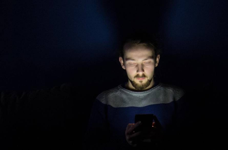 Gledate porniće na mobitelu? Prestanite! To je jako opasno