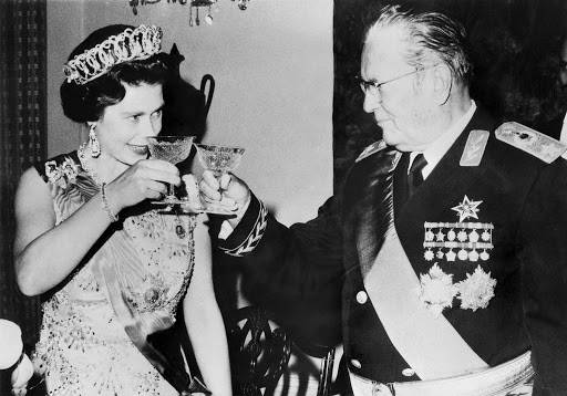 Objavili neviđene fotografije i snimke Elizabete, na jednoj od njih s Titom 'bratski' dijeli voće