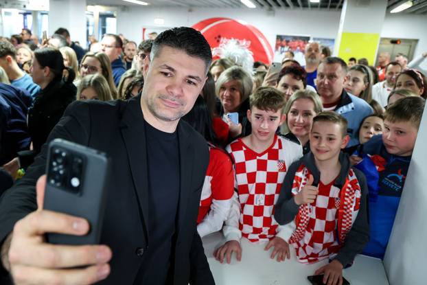 Zagreb: Domagoj Duvnjak, Igor Karačić i Ivan Pešić potpisuju navijačke rekvizite