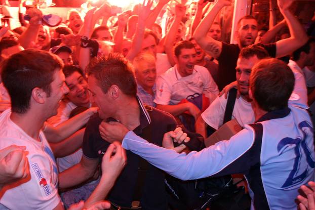 Rijeka: Nakon slijetanja u zra?nu luku igra?i HNK Rijeke proslavili pobjedu na Korzu