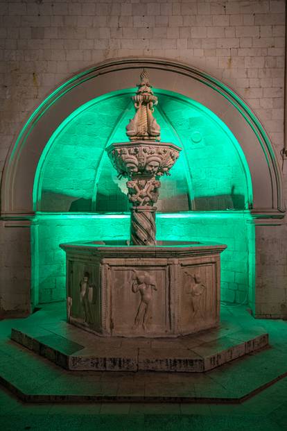 Dubrovnik: Povodom dana Svetog Patrika zelenom bojom je obasjana Mala Onofrijeva fontana u gradu