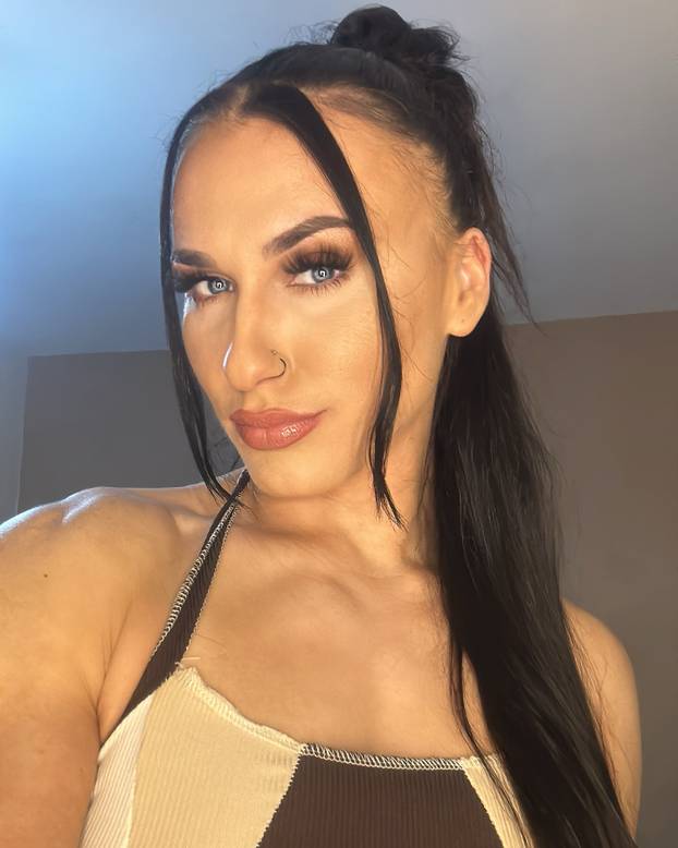 FOTO Ona može sve! Bacala je kuglu pa postala 'kraljca leda', a sjajnom figurom golica maštu